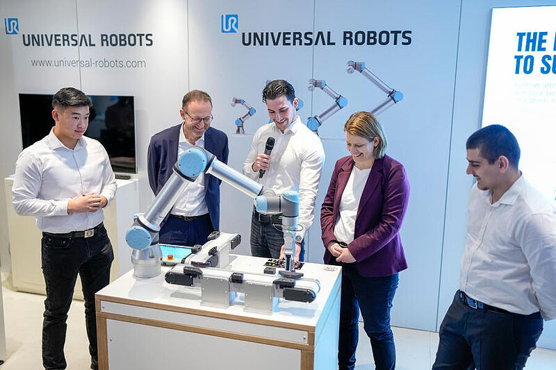 Kultusministerin besucht Campus Digitalisierung von Volkswagen Nutzfahrzeuge