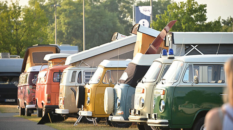 Volkswagen Nutzfahrzeuge stellt VW Bus Festival CO2-neutral