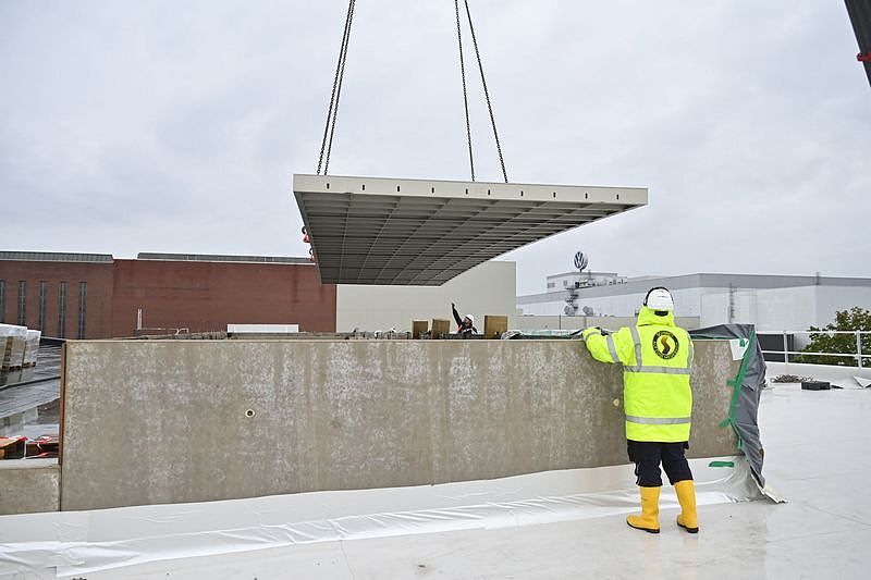 VWN Werk: 200-Tonnen-Kran setzt Bodenplatte für Spezial-Aufzug