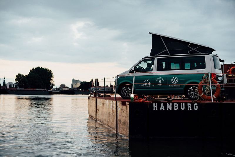 Schwimmender Campingplatz: Volkswagen Nutzfahrzeuge bietet beeindruckende Nacht auf der Elbe im Hotel California