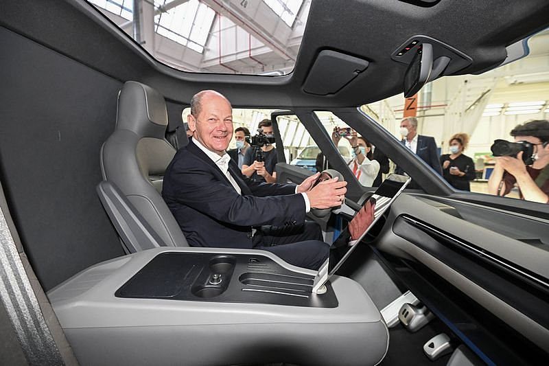 Bundesfinanzminister Olaf Scholz und Ministerpräsident Stephan Weil informiert sich über die Transformation von Volkswagen Nutzfahrzeuge