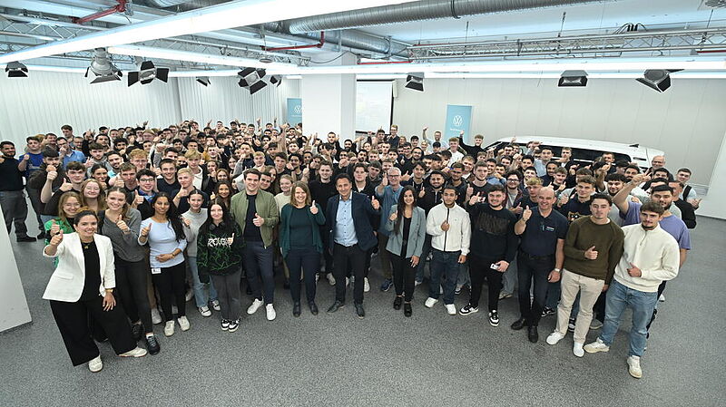 Kultusministerin Julia Willie Hamburg begrüßt neue Auszubildende bei Volkswagen Nutzfahrzeuge