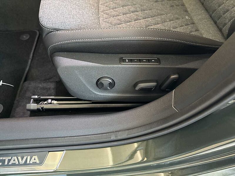 SKODA Octavia Combi 2.0 TDI Sportline*elektr Sitze*AHK