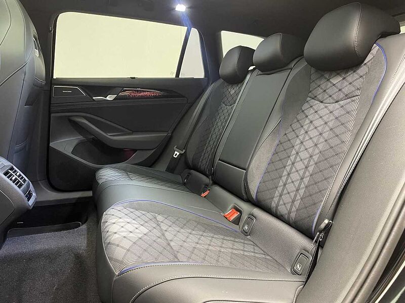 Volkswagen Passat Variant 1.5 TSI DSG eHybrid R-Line Klima