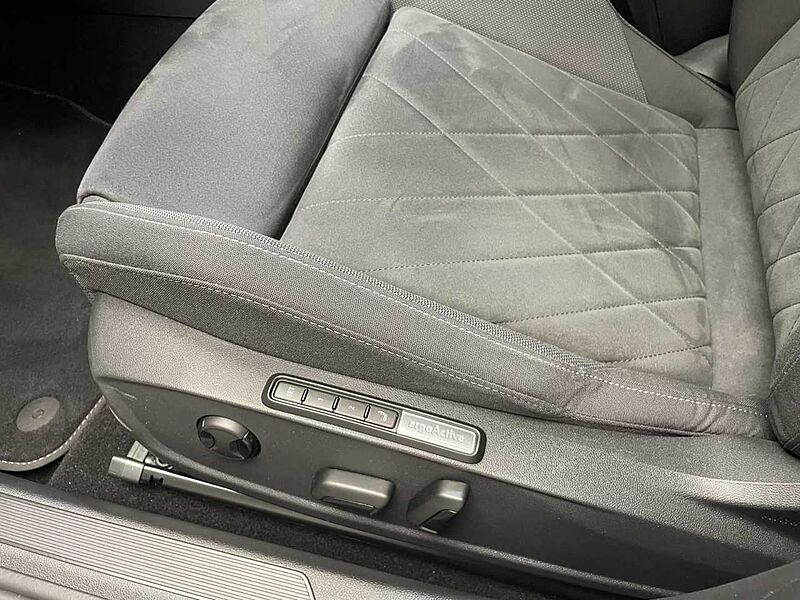 Volkswagen Golf VIII 1.5 eTSI DSG Style Klima Navi