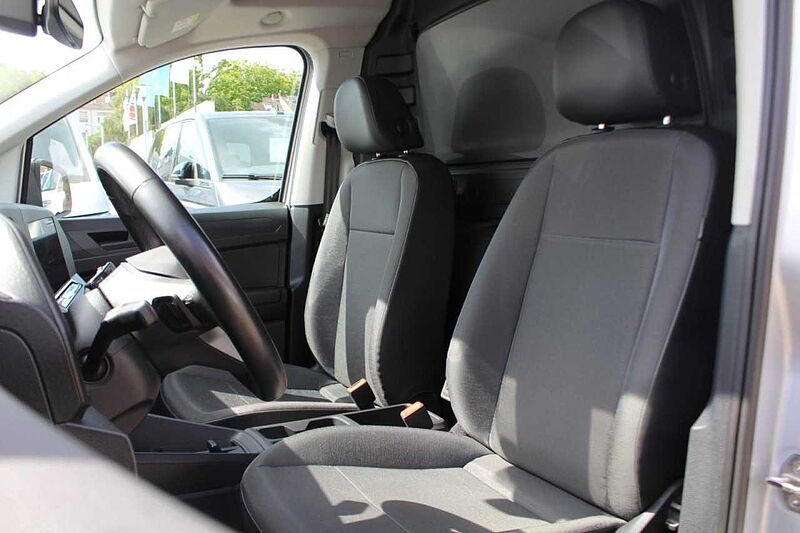 Volkswagen CADDY CARGO MAXI 2.0 TDI DSG / AHK / LED / KAMERA / CARPLAY / VOLL