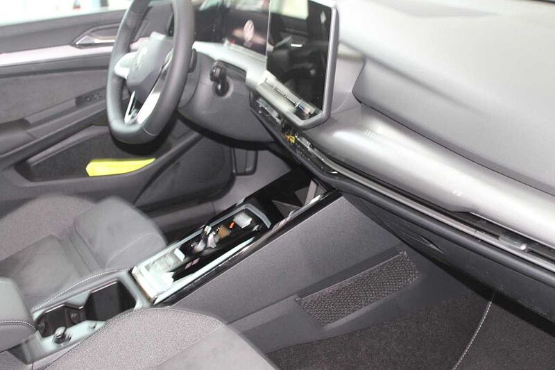 Volkswagen Golf VIII 1.5 l eTSI DSG EDITION 50*PANO*RFK*APP