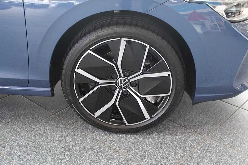 Volkswagen Golf VIII 1.5 l eTSI DSG EDITION 50*PANO*RFK*APP