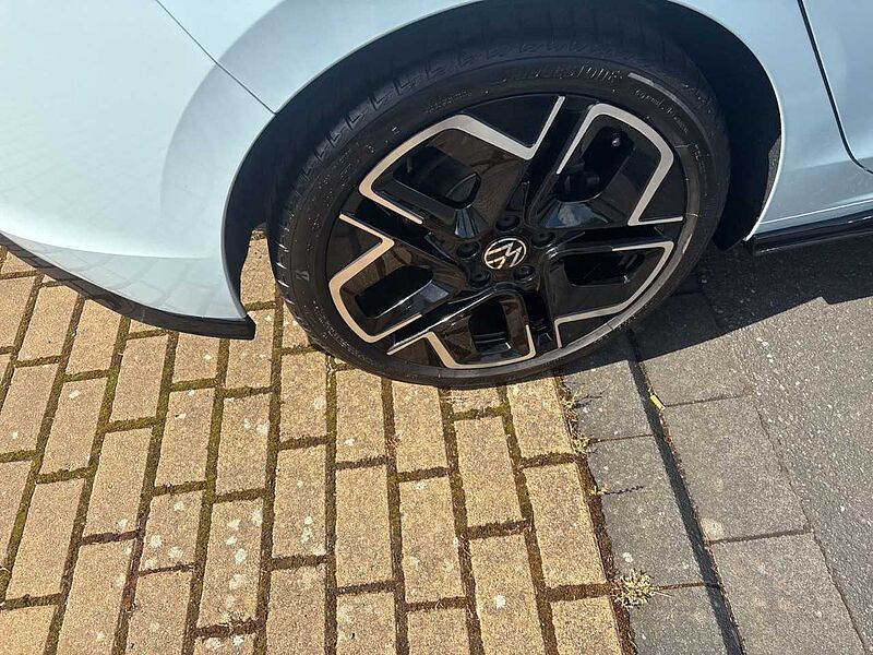 Volkswagen Golf VIII 2.0 TDI DSG R-Line*RFK*ACC*APP*MATRIX*