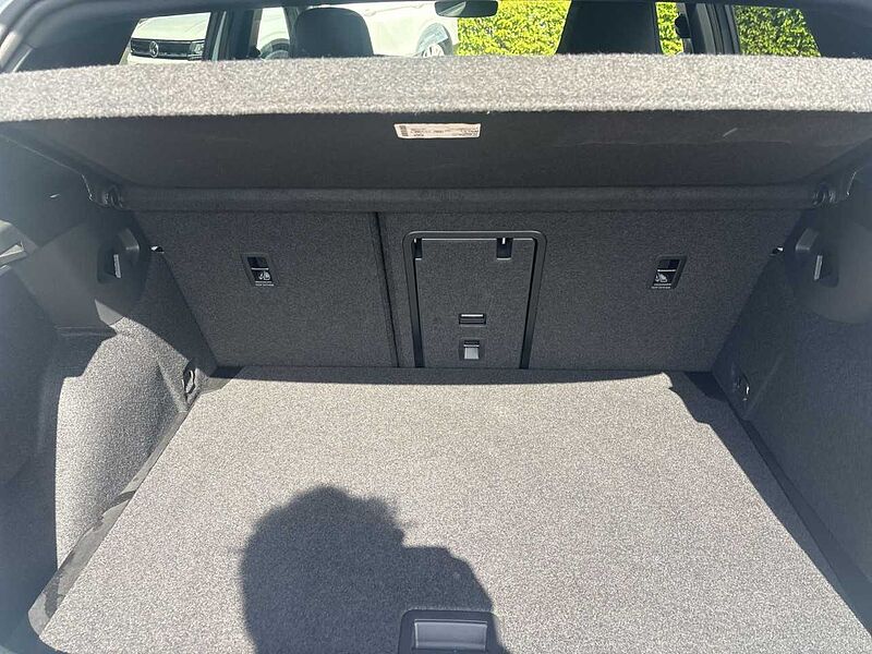 Volkswagen Golf VIII 2.0 TDI DSG R-Line*RFK*ACC*APP*MATRIX*