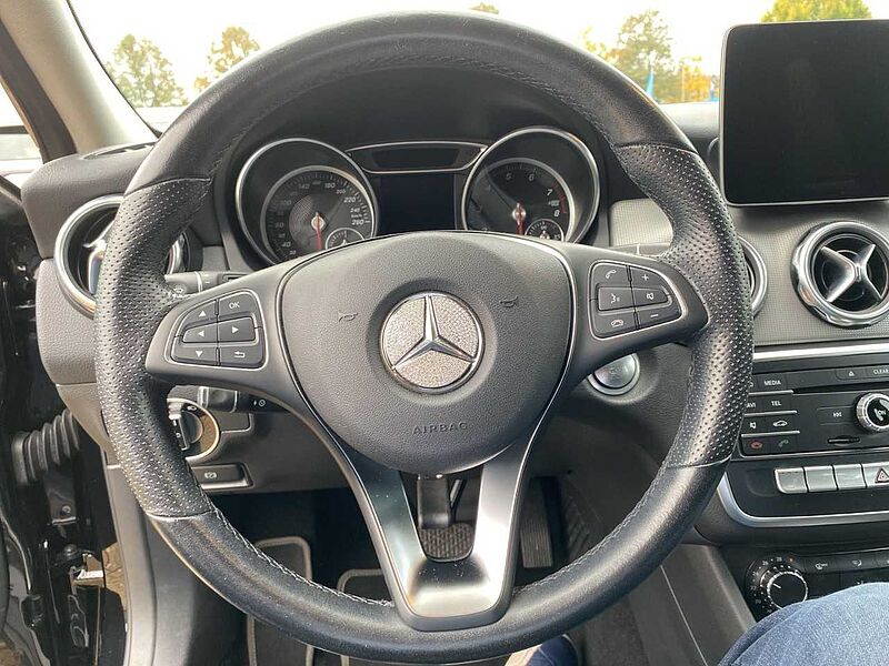 Mercedes-Benz GLA 180 Urban *RFK*LED*NAVI*DAB*TEILLEDER*SHZG*
