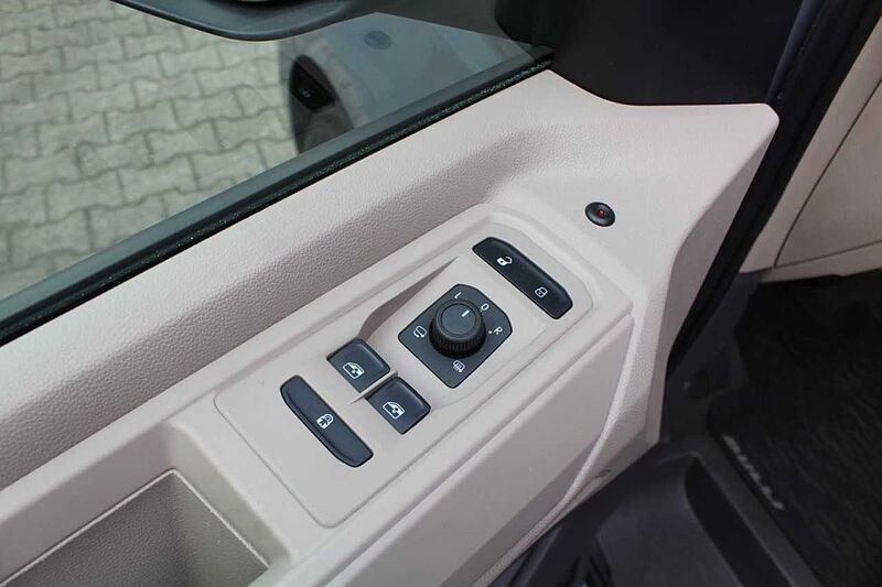 Volkswagen MULTIVAN 2.0 TDI DSG / NAVI / KAMERA / CLIMATRONIC ANDERE