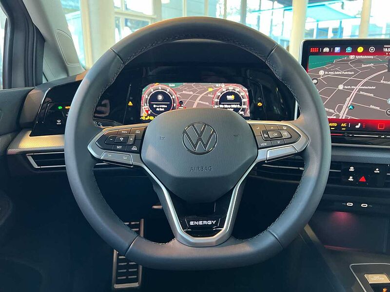 Volkswagen Golf Life 1,5 l eTSI NAVI + RFK + SHZ + CARPLAY