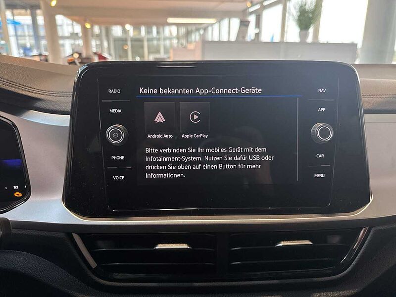 Volkswagen T-Roc Life 1.5 l TSI LED + SHZ + RFK + CARPLAY