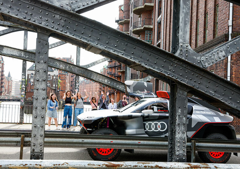 Der Audi RS Q e-tron rockt Hamburg