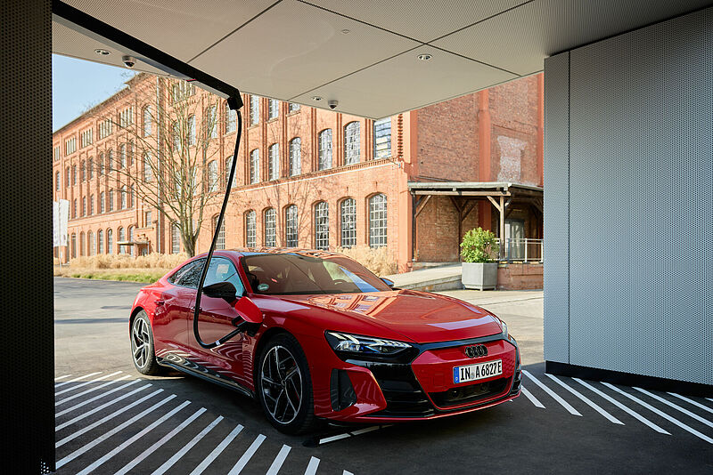 Laden am Audi charging hub in Frankfurt: einfach, schnell und ohne Barrieren