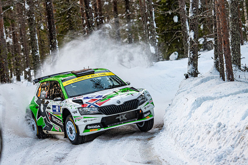 Arctic Rallye Finnland: Von ŠKODA Motorsport unterstützter Andreas Mikkelsen verbessert sich auf Rang zwei in der Kategorie WRC2