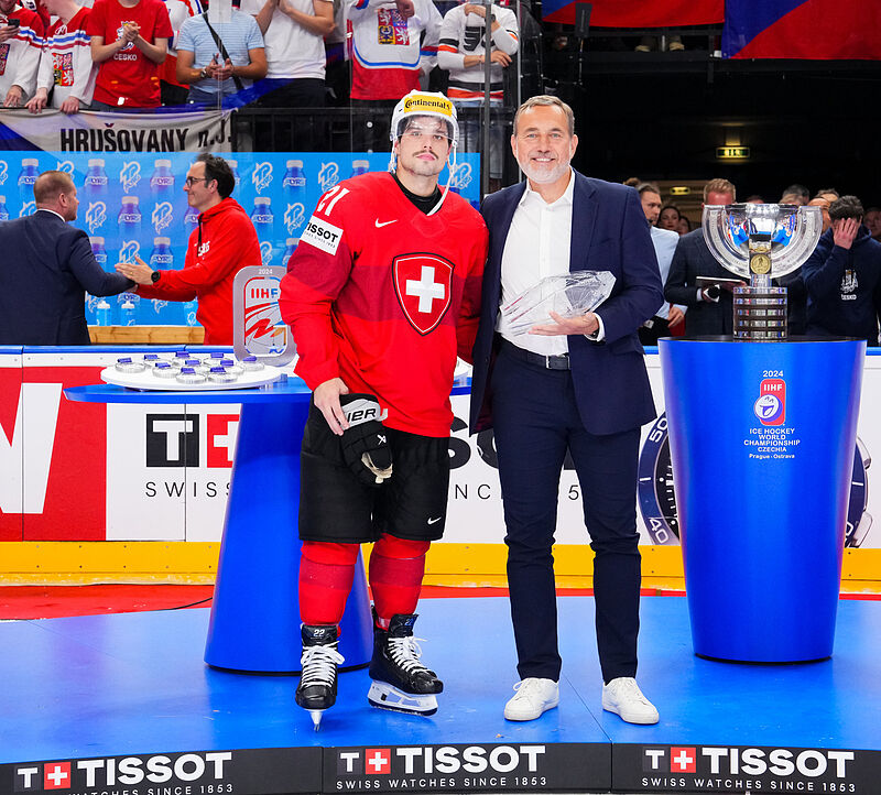 IIHF Eishockey-Weltmeisterschaft 2024: MVP-Trophäe made by Škoda Design geht an Kevin Fiala